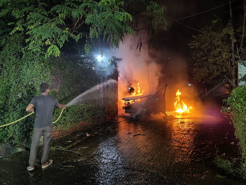 চট্টগ্রাম নগরের মেহেদীবাগ এলাকায় বিএনপির স্থায়ী কমিটির সদস্য আমীর খসরু মাহমুদ চৌধুরীর বাসায় একটি গাড়িতে দেওয়া আগুন নেভাচ্ছেন এক ব্যক্তি। আজ রাত সাড়ে নয়টায়